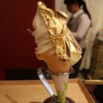 キラッキラな黄金の輝き！　巨大な金箔を貼った「金箔ソフトクリーム」石川県金沢市